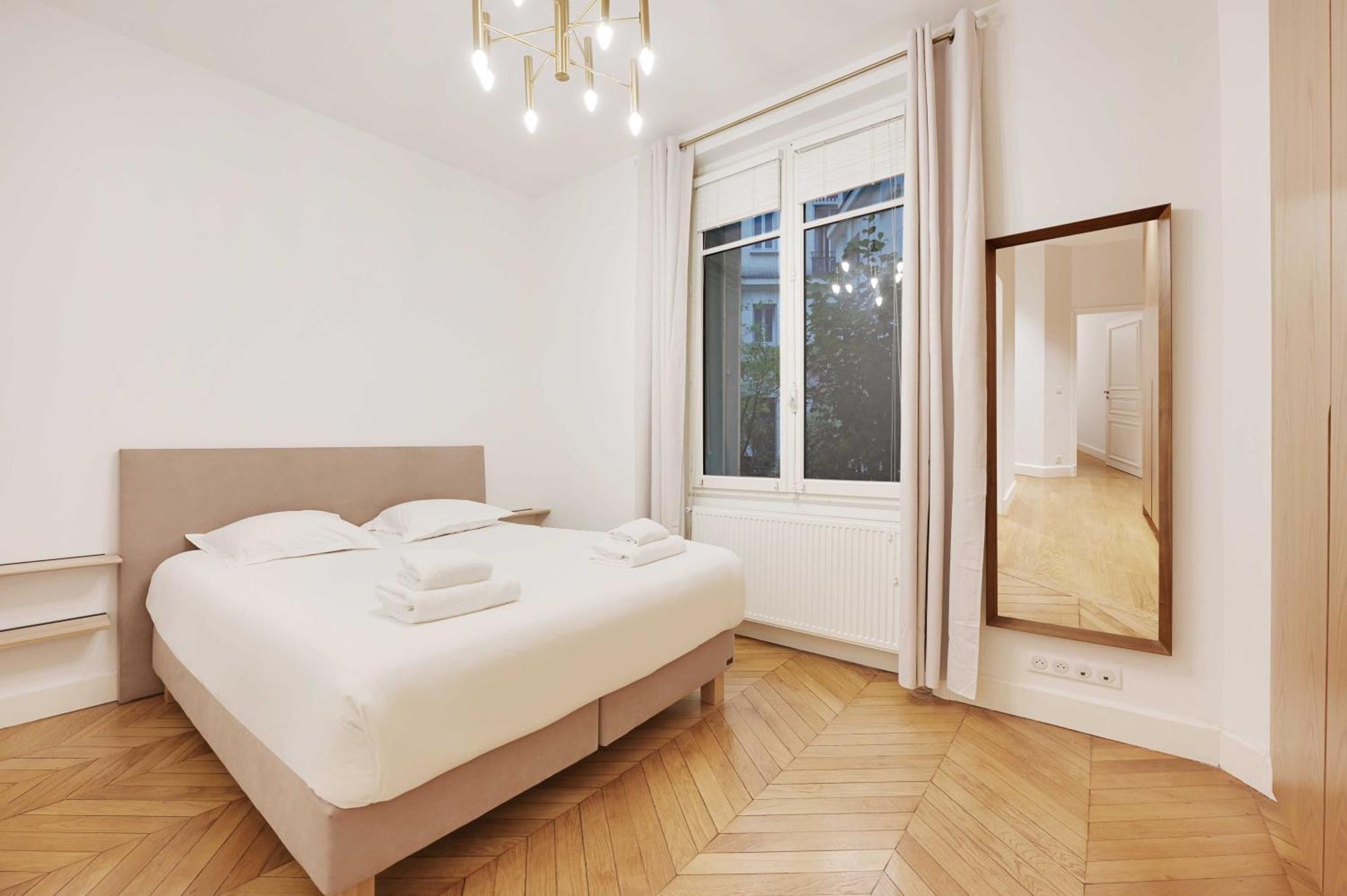 Superb With Terrace 2br 4p Trocadero Apartment